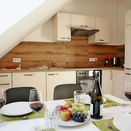 Geraeumige Dachgeschosswohnung 公寓